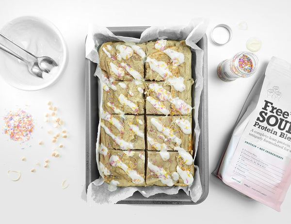 PROTEIN BLEND RECIPE: BIRTHDAY CAKE PROTEIN BLONDIES BY @LUCYMOUNTAIN