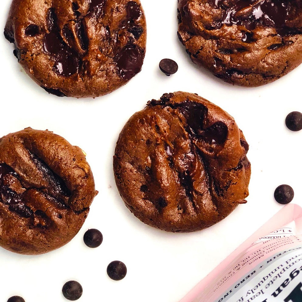 Freshly baked chocolate cookeis with chocolate chips