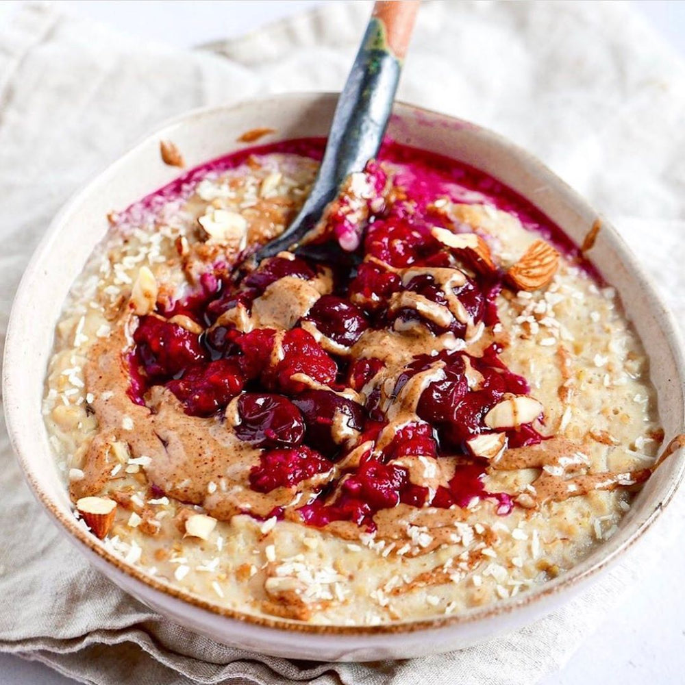 Porridge oats with peanutbutter, fruit compot and a rustic spoon