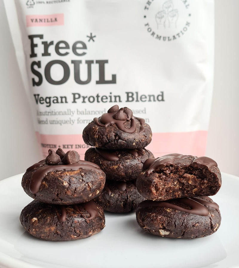 Seven dark chocolare cookies topped with chocolate chips 