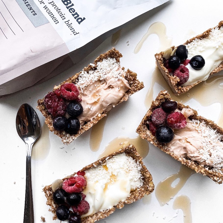 Flapjack slices topped with cream, fruit and syrup