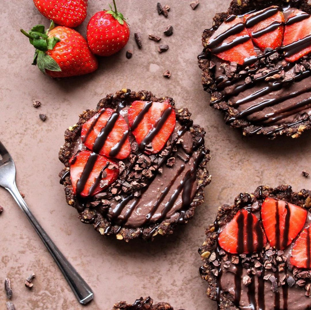 Chocoate tarts with fresh strawberries and chocolate drizzle